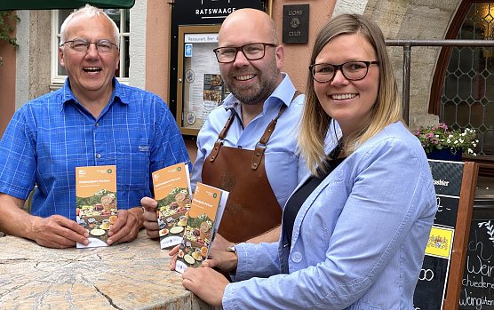 Wolfgang Gro&szlig;mann, Martin Braun und Anne Kathrin Ibarra Wong freuen sch &uuml;ber die gelungene Brosch&uuml;re (Foto: oas)