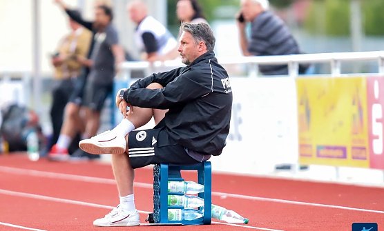 Noch schaut er nicht v&ouml;llig zufrieden aus: Preu&szlig;en-Coach Thomas Wirth beobachtet seine Jungs beim Testkick gegen Waltershausen (Foto: FSV Preu&szlig;en)