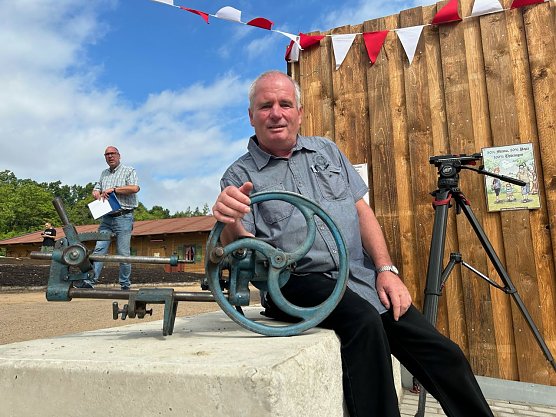 Auch Sammler Hans-J&uuml;rgen Arndt hatte ein Geschenk f&uuml;r das neue Museum dabei (Foto: Martin Nebel)