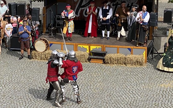 Wilde Pr&uuml;geleien unter dem Applaus der Rosenk&ouml;nigin und mit Wohlwollen des B&uuml;rgermeisters. Links auf der B&uuml;hne der unnachahmliche Herold Radolf zu Duringen  (Foto: oas)