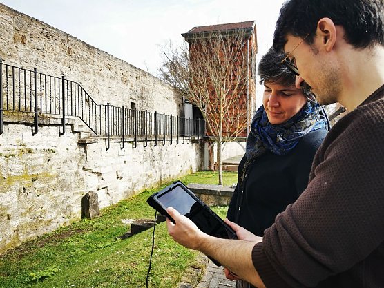 Mit dem Actionbound k&ouml;nnen Besucherinnen und Besucher eine spannende Zeitreise auf der Historischen Wehranlage erleben (Foto: Thomas T. M&uuml;ller/M&uuml;hlh&auml;user Museen)