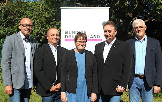 Der Landesvorstand Th&uuml;ringen von B&uuml;ndnis Deutschland. V.l.n.r.: J&uuml;rgen Krausse, Michel Kubig, Claudia Schiffer, Oliver Franke und Andreas Lesti (es fehlt Doreen Martin). (Foto: B&uuml;ndnis Deutschland Th&uuml;ringen)
