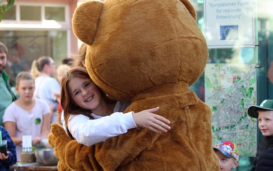 Das Knuddeln mit dem Saub&auml;r der Drogeriekette DM wurde von den Kindern dankend angenommen  (Foto: Eva Maria Wiegand)