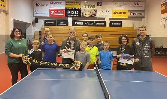 Landrat Zanker spendete f&uuml;r die Nachwuchsarbeit des Post SV (Foto: Landratsamt)