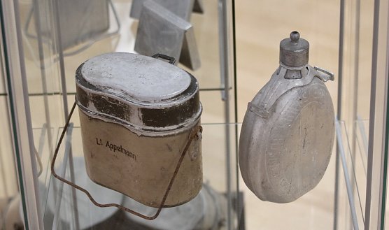 Handverzierte Kochgeschirre deutscher Wehrmachtssoldaten an der front  (Foto: Eva Maria Wiegand)