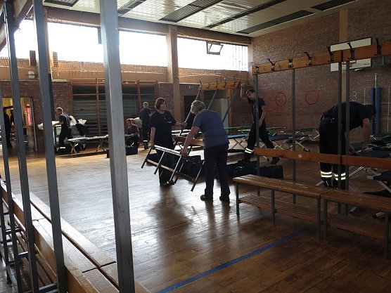 Es war der 31. August 2015. Die ersten Fl&uuml;chtlinge kamen an. Eine Turnhalle in Nordhausen wird als Notunterkunft eingerichtet. (Foto: nnz-Archiv)