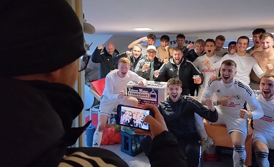 Nach dem f&uuml;nften Heimsieg in Folge machte auch der Pr&auml;sident Benno Harbauer ein Siegerfoto von seiner Truppe (Foto: M.Fromm)