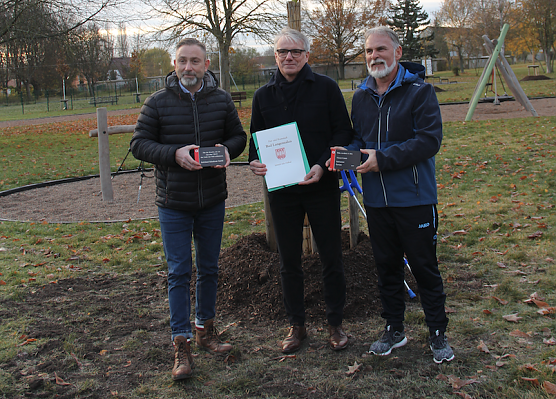 v.l.: Herr B&uuml;rgermeister Matthias Reinz, Herr Dipl.-Ing.Jens Kopp, Gesch&auml;ftsf&uuml;hrer der Hufeland Klinikum GmbH und Herr Landrat Harald Zanker bei der offiziellen &Uuml;bergabe der neu gepflanzten Winterlinden (Foto: Landratsamt UHK)