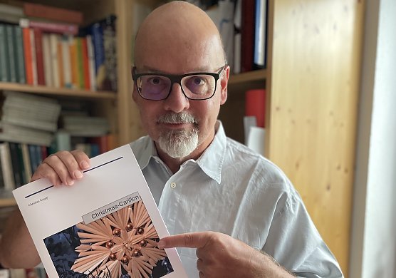 Der Komponist mit seinem gedruckten Werk (Foto: C.Kropp) Der Komponist mit seinem gedruckten Werk (Foto: C.Kropp)