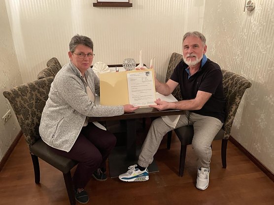 Veronika Broschat & Landrat Harald Zanker bei der &Uuml;bergabe des Zuwendungsbescheides (Foto: Landratsamt UHK)