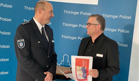 Erster Polizeihauptkommissar Andreas Meinken und Agenturchef Karsten Frob&ouml;se stellten in M&uuml;hlhausen die Arbeitsmarktzahlen f&uuml;r den November vor (Foto: oas)
