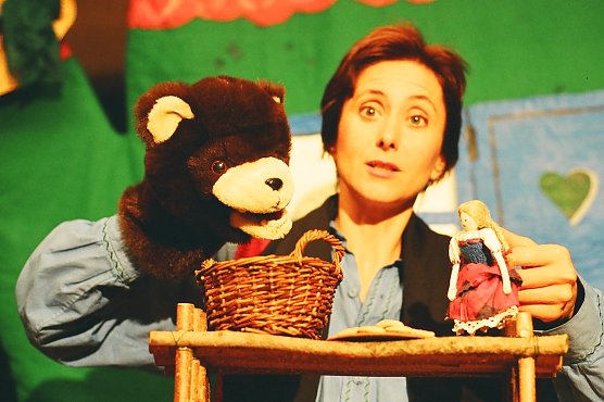 Catrin Tarras und ihr Handschuh (Foto: 3K Theaterwerkstatt) Catrin Tarras und ihr Handschuh (Foto: 3K Theaterwerkstatt)