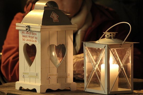 Lebendiger Adventskalender in Bad Langensalza mit Friedenslicht und Spendendose (Foto: Eva Maria Wiegand)