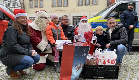 Emmy Lou mit ihrem Geschenk im Kreise des Verteilkommandos (Foto: oas)