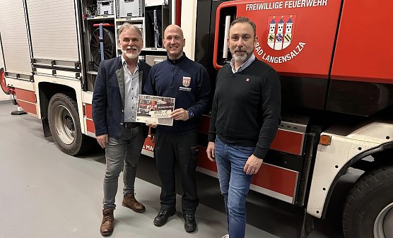 Landrat Harald Zanker mit Stadtbrandmeister Steven Dierbach und B&uuml;rgermeister Matthias Reinz (Foto: Feuerwehrverein Bad Langensalza )