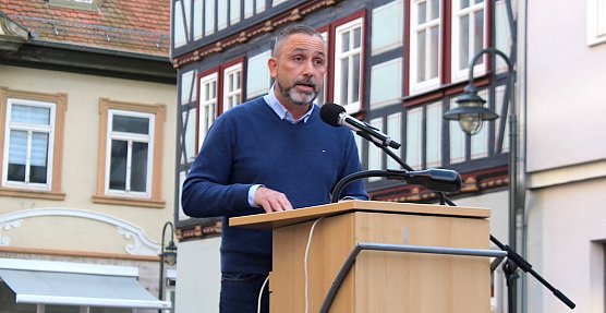 Ruft wie hier im Oktober 2022 erneut zu einer Protestkundgebung gegen die Regierungspolitik auf: Bad Langensalzas B&uuml;rgermeister Matthias Reinz (Foto: uhz Archiv)