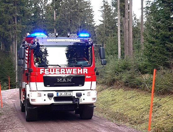 Brennt es, geht auch im Wald nichts ohne Feuerwehr! Die Waldbrandbek&auml;mpfung muss von den Experten durchgef&uuml;hrt werden. Forstleute unterst&uuml;tzen organisatorisch wie technisch und helfen bei der abschlie&szlig;enden Brandwache (Foto: Dr. Horst Spro&szlig;mann)
