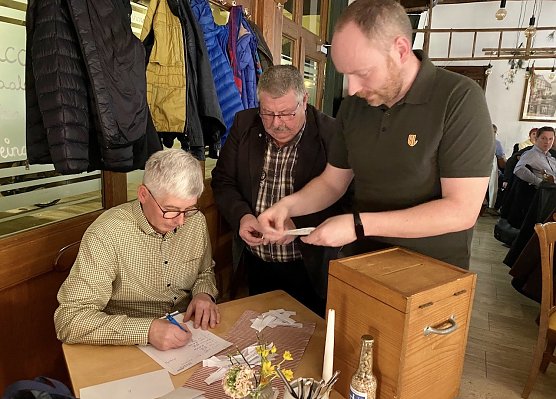 &Uuml;ber jeden Kandidaten stimmten die Anwesenden einzeln ab. Alle konnten die erforderliche Stimmenmehrheit erreichen (Foto: Eva Maria Wiegand)