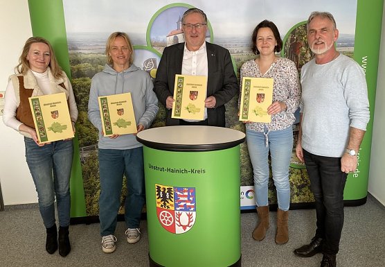 Landrat Harald Zanker &uuml;bergibt die neuen Kooperationsvereinbarungen zur Umsetzung Landesrichtlinie Schulsozialarbeit an freie Tr&auml;ger im Unstrut-Hainich-Kreis. (Foto: Pressestelle Landratsamt)
