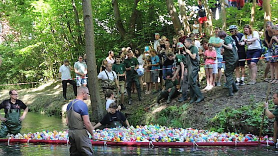 Volksfeststimmung wird auch am 2. Juni wieder herrschen, wenn der Startschuss f&uuml;r 666 Enten erfolgt (Foto: uhz Archiv)