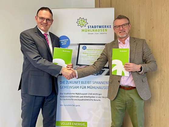 Prof. Dr. J&ouml;rg Wagner (links), Pr&auml;sident der Hochschule Nordhausen, und Henning Wei&szlig; (rechts), technischer Gesch&auml;ftsf&uuml;hrer der Stadtwerke M&uuml;hlhausen, besiegeln mit Handschlag die Kooperation zur F&ouml;rderung von MINT-Talenten durch ein duales Studienprogramm (Foto: Tina Bergknapp)