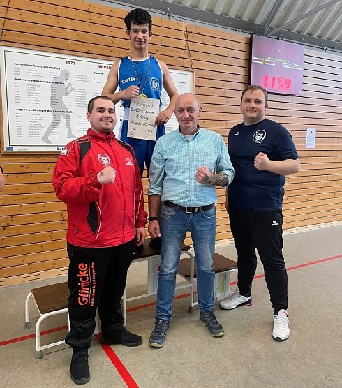 hintere Reihe: Mustafa Al-Sarray (Mitteldeutscher Meister)   vordere Reihe (von links nach rechts): Anton Lukas (Trainer SV Empor LSZ)), Jens Wagner (Pr&auml;sident Th&uuml;ringer Boxverband) und Felix Becker (Trainer SV Empor LSZ)    (Foto: Felix Becker)