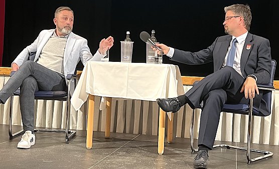 Wer h&auml;lt am Ende das Zepter der Stadt Bad Langensalza in der Hand, so wie hier das Mikrofon? (Foto: oas)