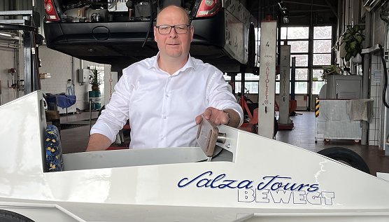 Mario K&ouml;nig bereitet mit der Wirtschaftsinitiative Bad Langensalza das Seifenkistenrennen vor. Nat&uuml;rlich hat seine Firma Salza Tours auch einen Boliden am Start. (Foto: oas)
