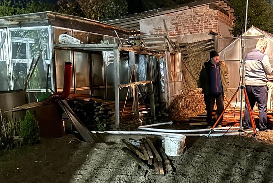 Fassungslose Anwohner nach dem dritten Brandanschlag (Foto: Silvio Dietzel)