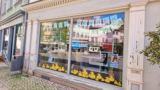 Anl&auml;sslich zum diesj&auml;hrigen Entenrennen am 2. Juni 2024 wurde erstmalig ein Schaufenster gestaltet, um den kreativen Kunstwerken vor dem Rennen mit einer Ausstellungsplattform eine entsprechende B&uuml;hne zu bieten. (Foto: KTL Bad Langensalza)