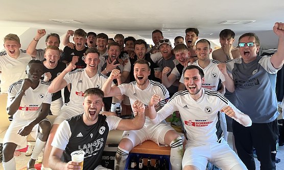 Eine jubelnde Preu&szlig;en-Mannschaft nach dem Sieg in der Kabine (Foto: oas)