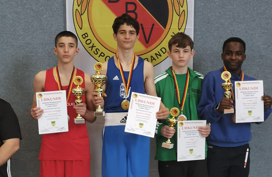 v.l.: Kusai Kakah (Silber, Mecklenburg-Vorpommern), Telman Melkonyan (Deutscher Meister, Schleswih-Holstein), Myron Romanii (Bronze, Sachsen-Anhalt) und Samuel Ediga Miguel (Bronze, Th&uuml;ringen/Bad Langensalza) (Foto: SV Empor Bad Langensalza)