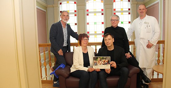 Landrat Harald Zanker, Frau Schrader, 1. Pilotpatientin des Musiktherapiepro- jekts, Karsten Linkies, Klavierp&auml;dagoge der Klavierakademie Th&uuml;ringen, Dipl.-Ing. Jens Kopp, Gesch&auml;ftsf&uuml;hrer Hufeland Klinilkum, Dr. med. Steffen Liebers, Chefarzt der Klinik f&uuml;r Gyn&auml;kologie am Standort Bad Langensalza (v. l.) (Foto: Landratsamt)