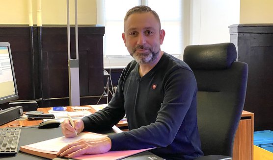 Kann seinen Schreibtisch behalten: Matthias Reinz wird im Amt als B&uuml;rgermeister best&auml;tigt (Foto: oas)