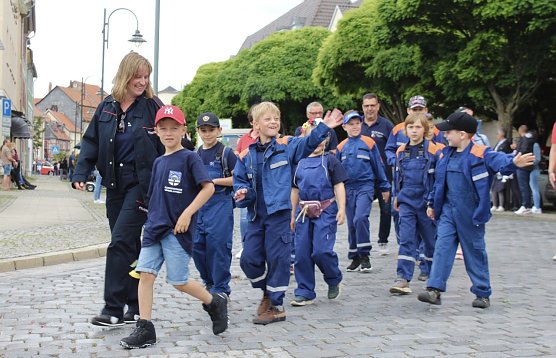 Schon fast wie die Gro&szlig;en pr&auml;sentierten sich die Mitglieder der Jugendfeuerwehr N&auml;gelstedt beim Gro&szlig;en Festumzug zum 211. Brunnenfest in Bad Langensalza (Foto: Eva Maria Wiegand)