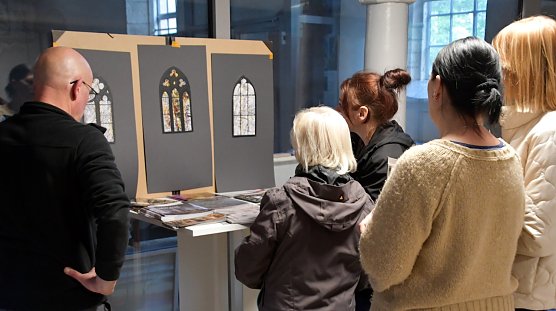 Probefenster in der Thamsbr&uuml;cker Kirche werden begutachtet (Foto: R.Englert)