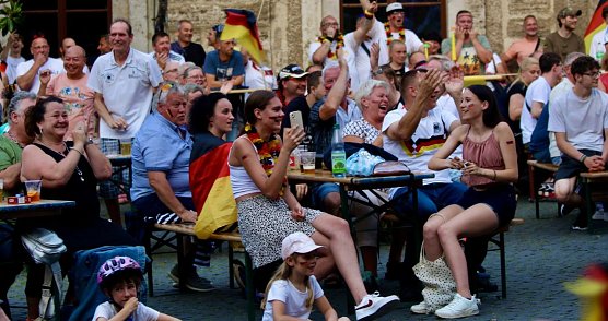 Jung und alt, Frauen, Kinder, M&auml;nner: alle feierten gemeinsam den Einzug ins Viertelfinale (Foto: Eva Maria Wiegand)