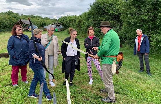 Die Gästeführer lassen sich in die Kunst des Bogenschiessens einführen (Foto: C.Kosiol) Die Gästeführer lassen sich in die Kunst des Bogenschiessens einführen (Foto: C.Kosiol)