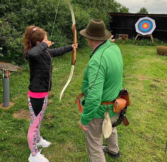 Gästeführer-Chefin Mary Fischer lernt scharf zu schießen (Foto: M.Fromm) Gästeführer-Chefin Mary Fischer lernt scharf zu schießen (Foto: M.Fromm)