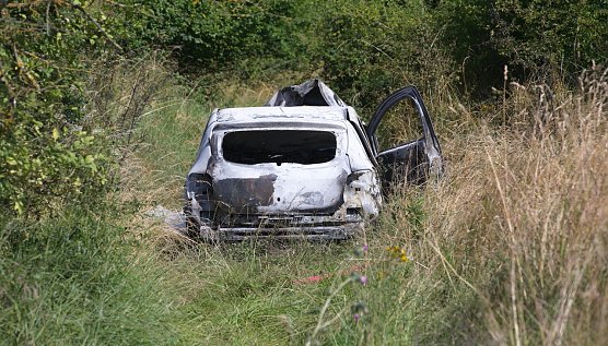 Ausgebrannter Dacia bei Werther heute Morgen (Foto: S.Dietzel) Ausgebrannter Dacia bei Werther heute Morgen (Foto: S.Dietzel)