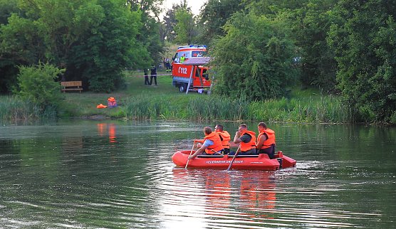 Suchaktion gestern Abend am Gro&szlig;enehricher Stau (Foto: S.Dietzel)