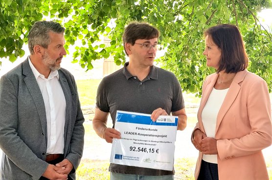 Der Vereinsvorsitzende der Regionalen Aktionsgruppen RAG Unstrut-Hainich und RAG Kyffh&auml;user, erhielt LEADER-F&ouml;rderurkunde von Thomas Ahke (li.) und Antje Hochwind-Schneider (re.). (Foto: LRA Kyffh&auml;userkreis)