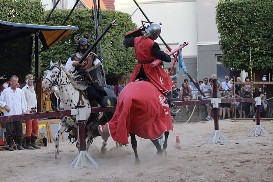 Pferd und Reiter schonen sich nicht und die eine oder andere Lanze geht dabei zu Bruch (Foto: Eva Maria Wiegand)