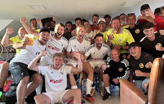 Riesenjubel in der Preußen-Kabine mit Unterstützung aus Gotha nach dem Sieg (Foto: oas) Riesenjubel in der Preußen-Kabine mit Unterstützung aus Gotha nach dem Sieg (Foto: oas)