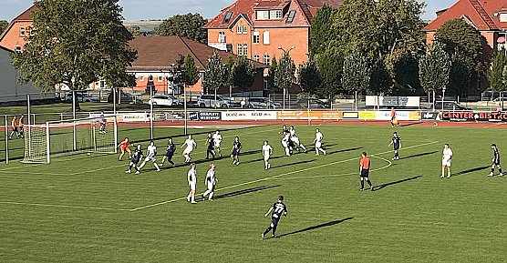 Auch diesen Freisto&szlig; der Arnst&auml;dter konnten die Jungs in wei&szlig; verteidigen. Am Ende stand eine gl&uuml;cklicher, aber verdienter Sieg (Foto: oas)