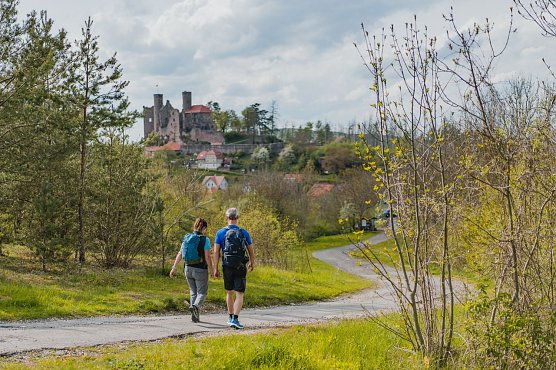 Wanderer an der Burg Hanstein (Foto: HVE Eichsfeld Touristik ) Wanderer an der Burg Hanstein (Foto: HVE Eichsfeld Touristik )