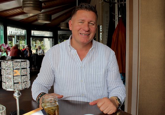 Toni Hyseni blickt stolz und dankbar auf zehn Jahre "Harth-Haus" zur&uuml;ck (Foto: Eva Maria Wiegand)