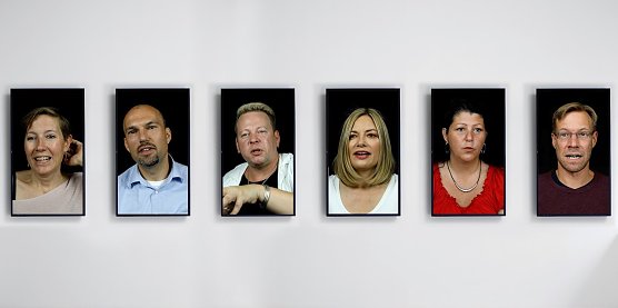 Die Ausstellung l&auml;sst Menschen aus Ost und West auf mehreren Bildschirmen miteinander ins Gespr&auml;ch kommen.  (Foto: Stefan Krauss / KRRO Film)