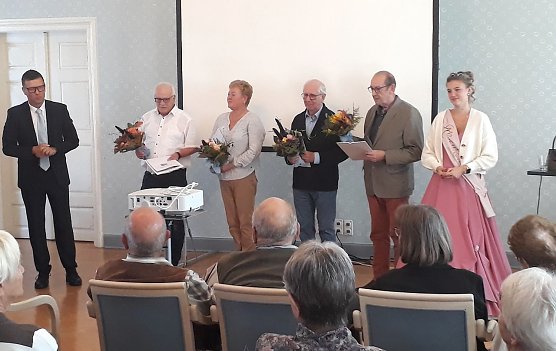 Die vier Ausgezeichneten umrahmt vom 1. Beigeordneten, Alexander Ernst, und Rosenk&ouml;nigin Maxima  (Foto: M.Fromm)