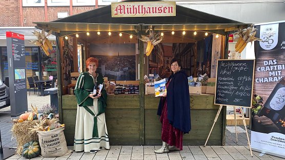 Kathrin Vollrath und Silke H&uuml;ge beim Hansefest (Foto:  &copy; Stadt M&uuml;hlhausen)